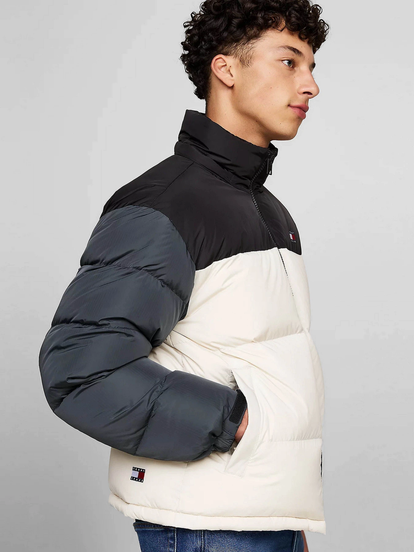 Куртки и дубленки Tommy Jeans модель DM0DM19639-ACG Куртки и дубленки Tommy Jeans модель DM0DM19639-ACG Фото