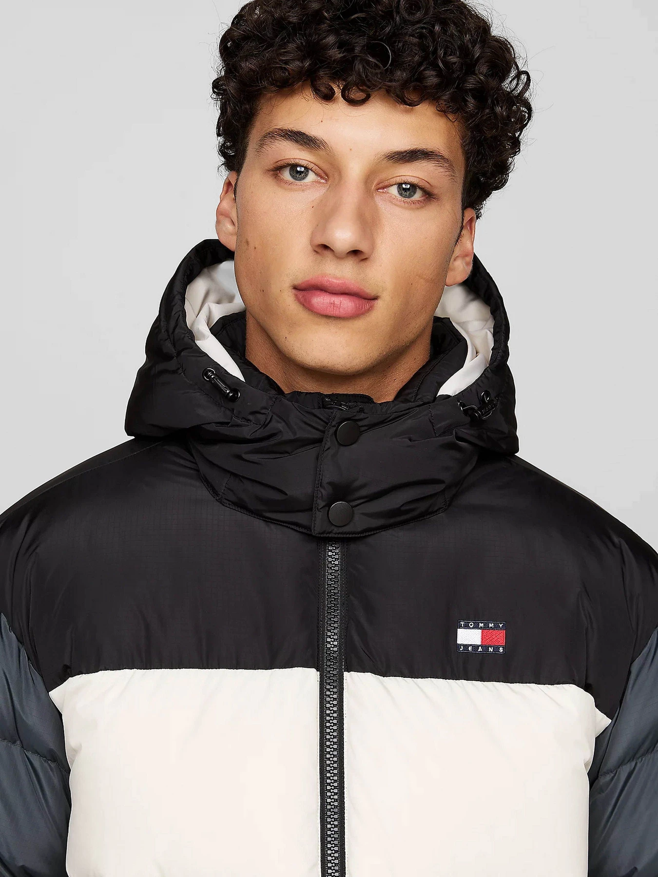 Куртки и дубленки Tommy Jeans модель DM0DM19639-ACG Куртки и дубленки Tommy Jeans модель DM0DM19639-ACG Фото