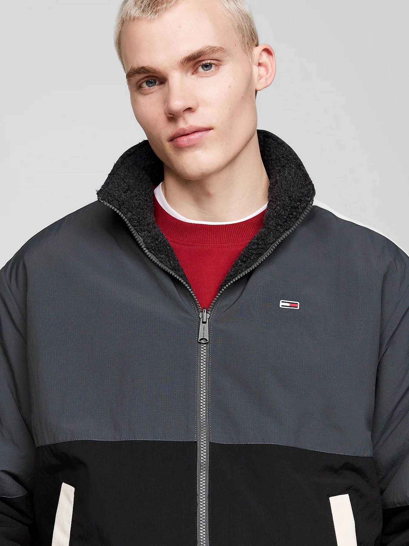 Куртки и дубленки Tommy Jeans модель DM0DM20462-BDS Куртки и дубленки Tommy Jeans модель DM0DM20462-BDS Фото
