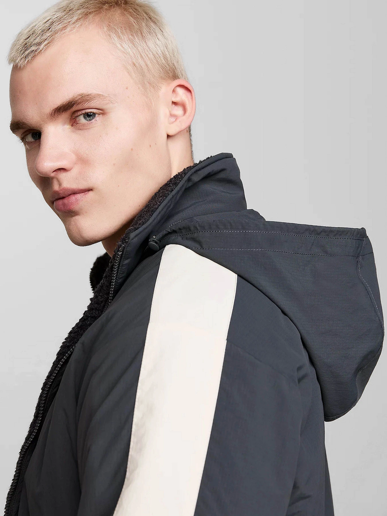 Куртки и дубленки Tommy Jeans модель DM0DM20462-BDS Куртки и дубленки Tommy Jeans модель DM0DM20462-BDS Фото