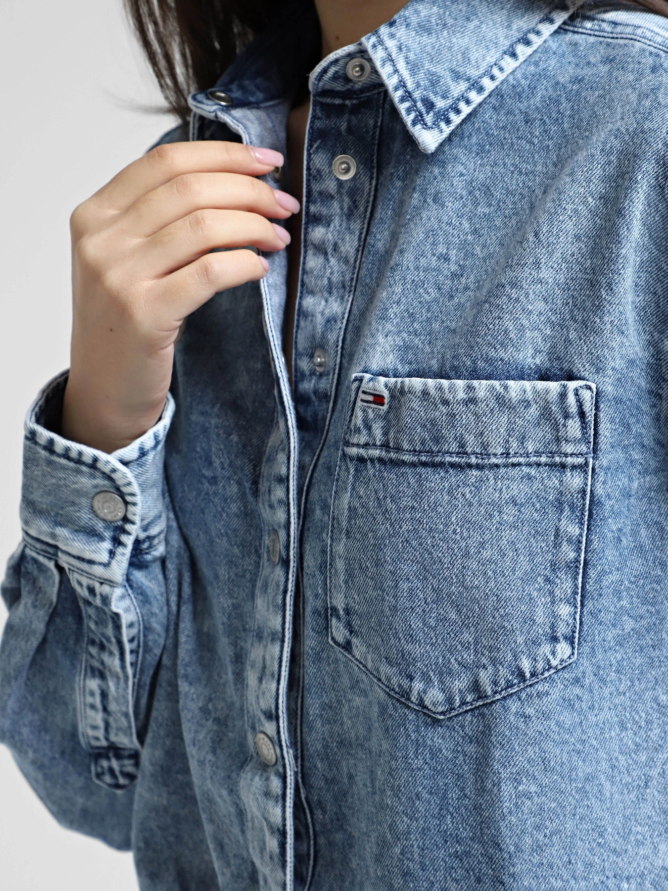 Рубашки Tommy Jeans модель DW0DW18868-1A4 Рубашки Tommy Jeans модель DW0DW18868-1A4 Фото