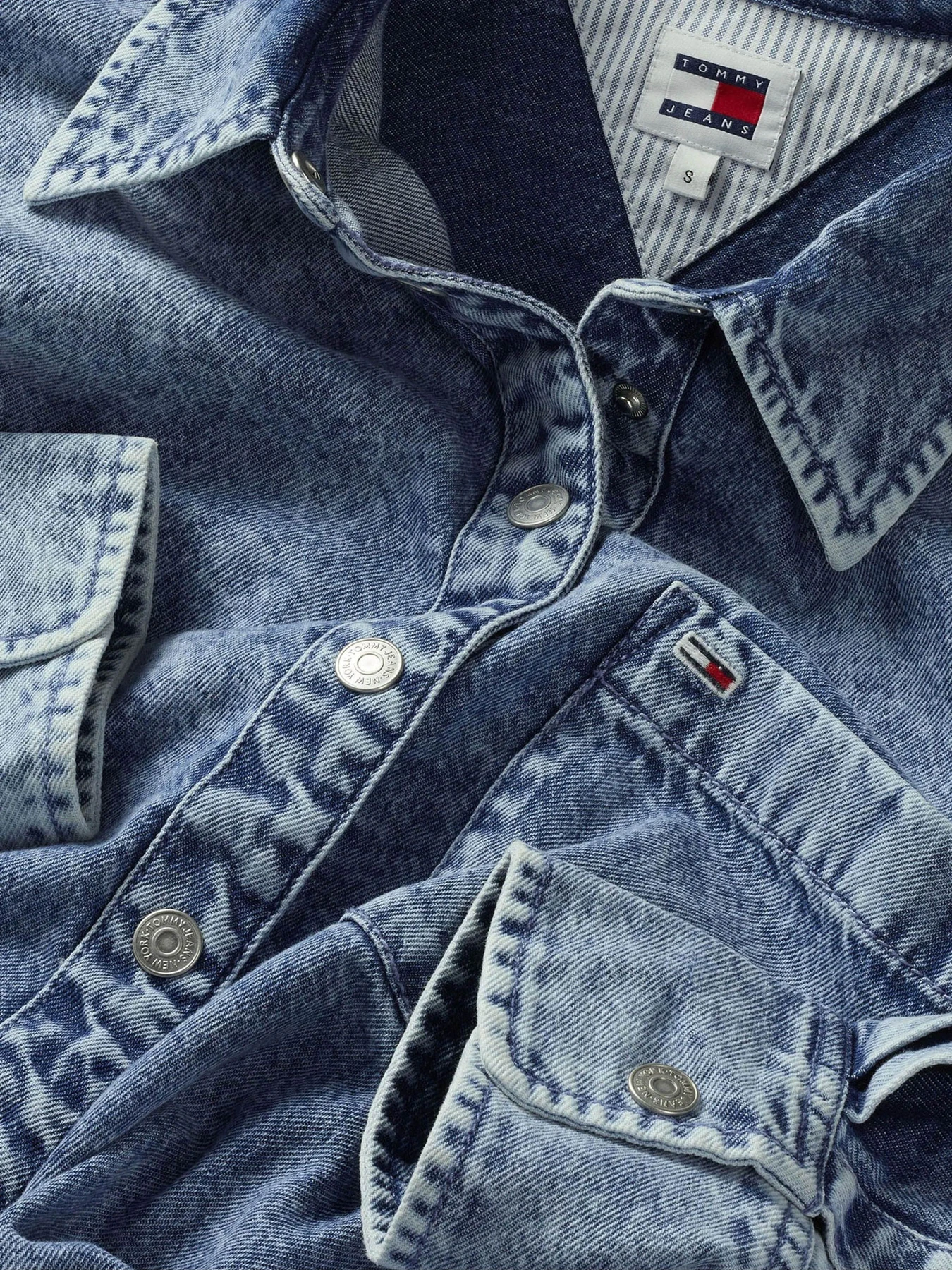 Рубашки Tommy Jeans модель DW0DW18868-1A4 Рубашки Tommy Jeans модель DW0DW18868-1A4 Фото