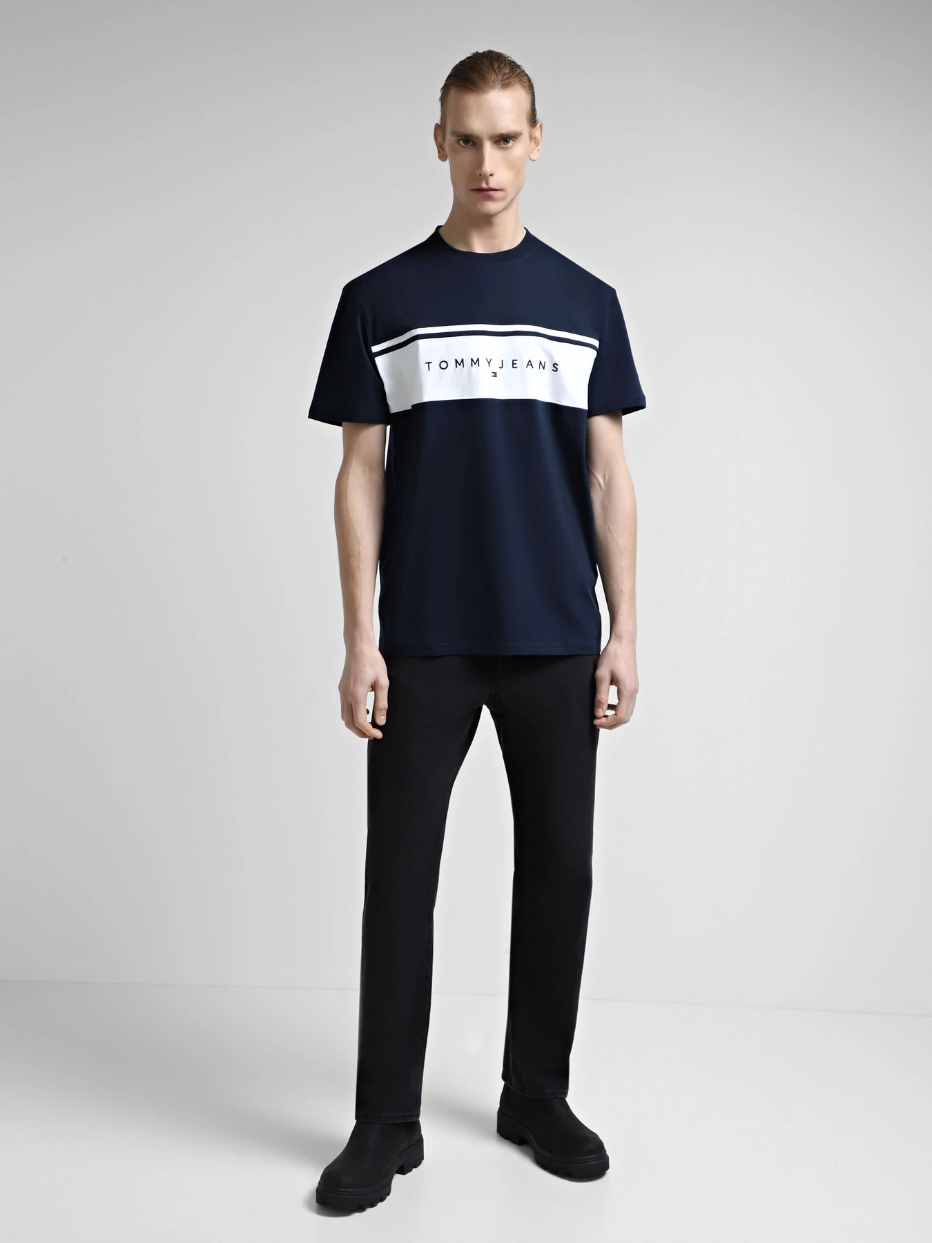Футболки и поло Tommy Jeans модель DM0DM18658-C1G Футболки и поло Tommy Jeans модель DM0DM18658-C1G Фото