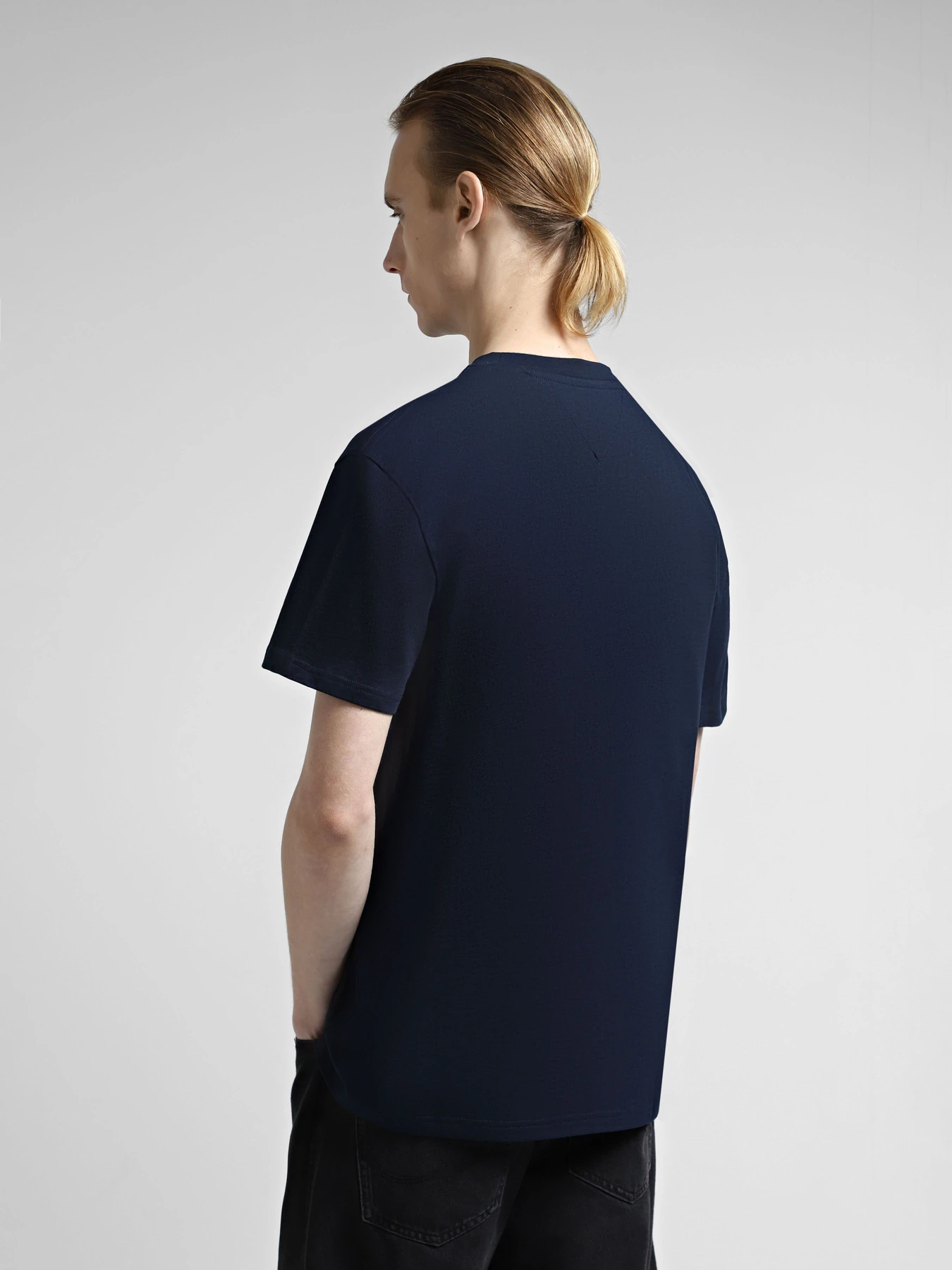 Футболки и поло Tommy Jeans модель DM0DM18658-C1G Футболки и поло Tommy Jeans модель DM0DM18658-C1G Фото