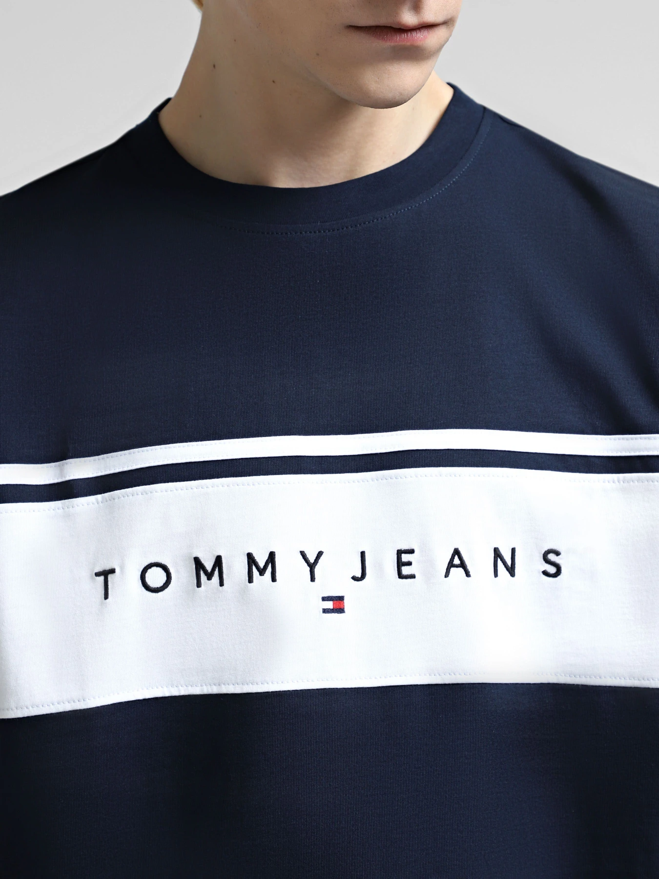 Футболки и поло Tommy Jeans модель DM0DM18658-C1G Футболки и поло Tommy Jeans модель DM0DM18658-C1G Фото