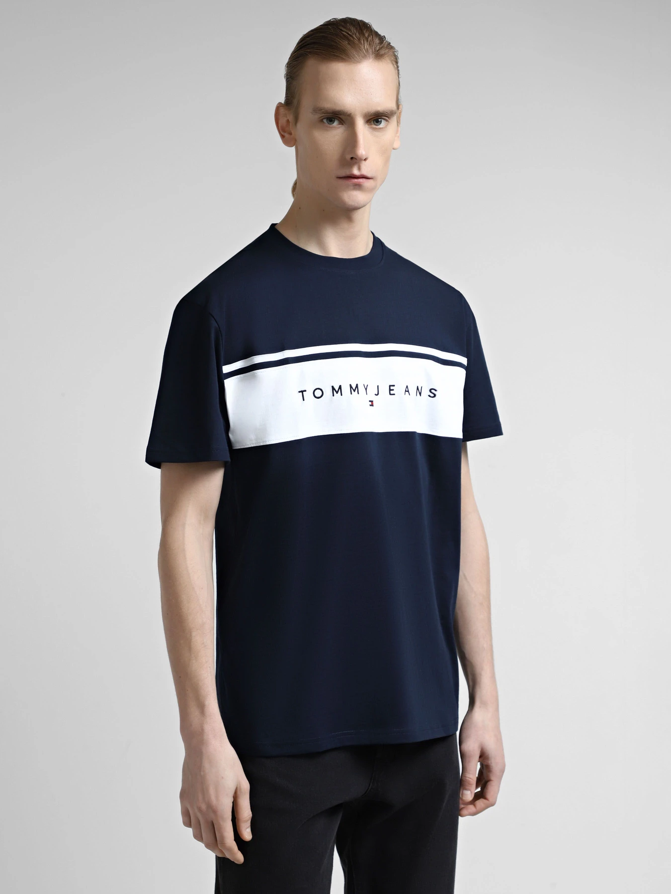 Футболки и поло Tommy Jeans модель DM0DM18658-C1G Футболки и поло Tommy Jeans модель DM0DM18658-C1G Фото