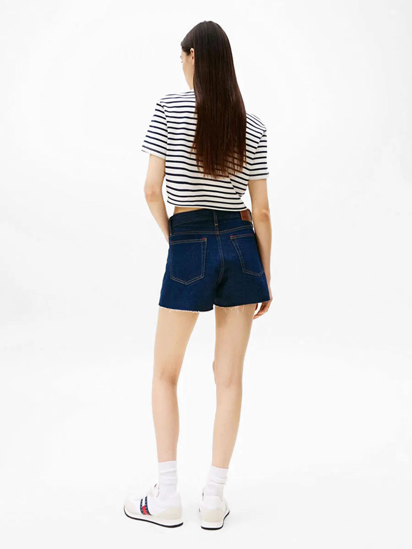 Футболки і поло Tommy Jeans модель DW0DW21363-0FC Футболки і поло Tommy Jeans модель DW0DW21363-0FC Фото