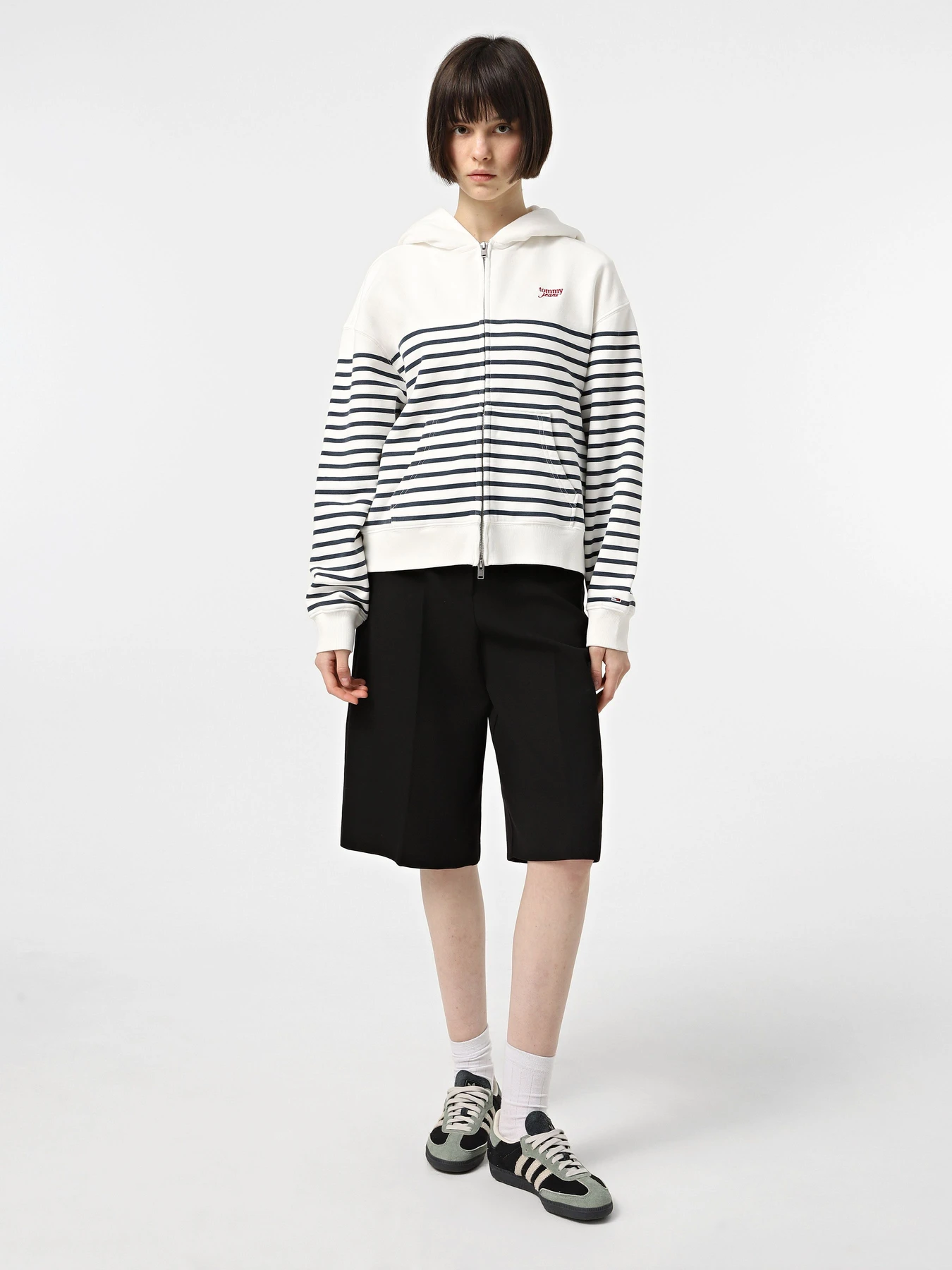 Худи и свитшоты Tommy Jeans модель DW0DW20303-0FC Худи и свитшоты Tommy Jeans модель DW0DW20303-0FC Фото