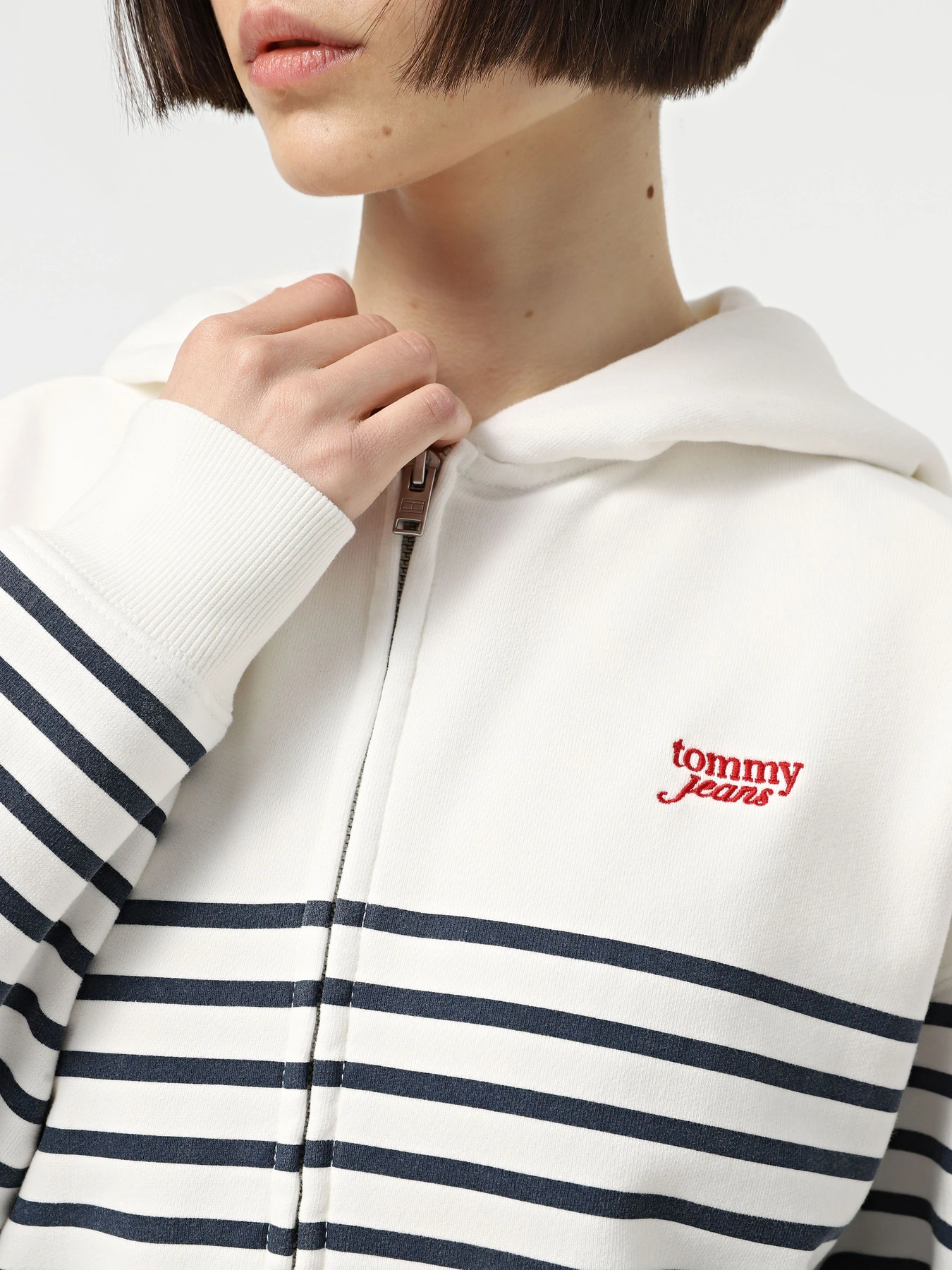 Худи и свитшоты Tommy Jeans модель DW0DW20303-0FC Худи и свитшоты Tommy Jeans модель DW0DW20303-0FC Фото