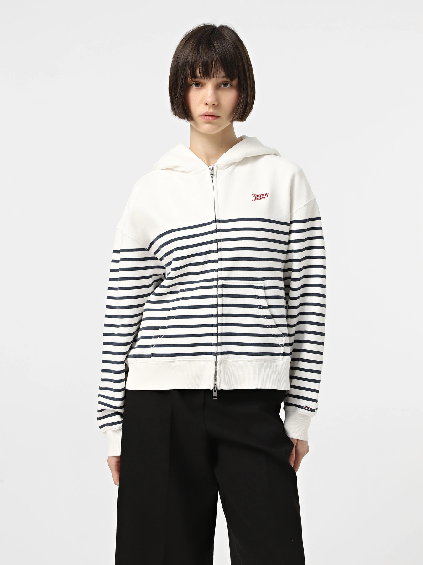 Худи и свитшоты Tommy Jeans модель DW0DW20303-0FC Худи и свитшоты Tommy Jeans модель DW0DW20303-0FC Фото