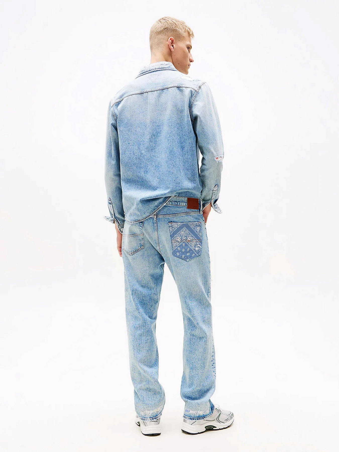 Джинсы Tommy Jeans модель DM0DM21026-1AB Джинсы Tommy Jeans модель DM0DM21026-1AB Фото