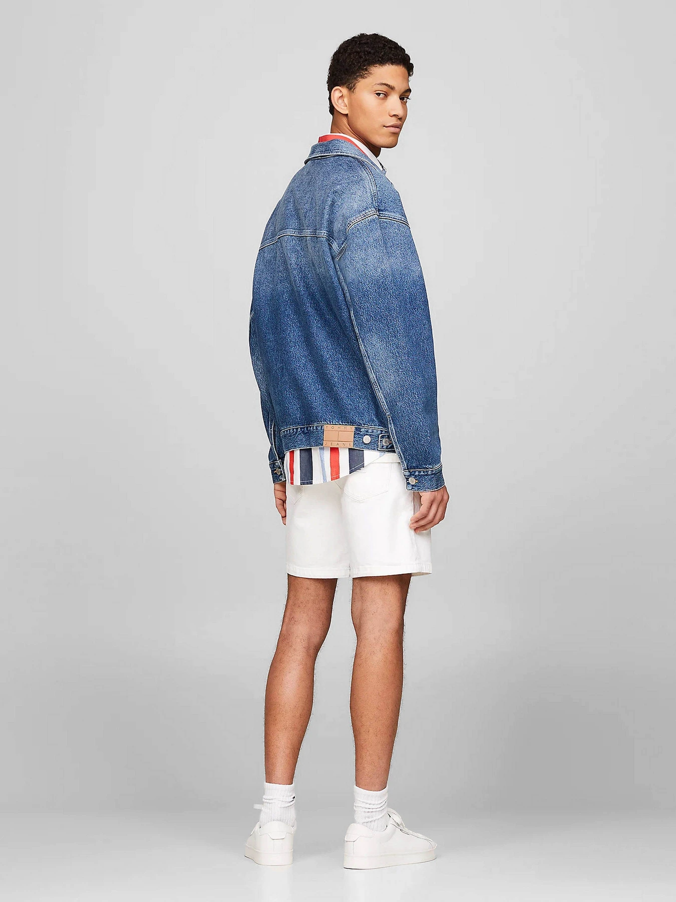 Куртки и дубленки Tommy Jeans модель DM0DM18777-1BK Фото