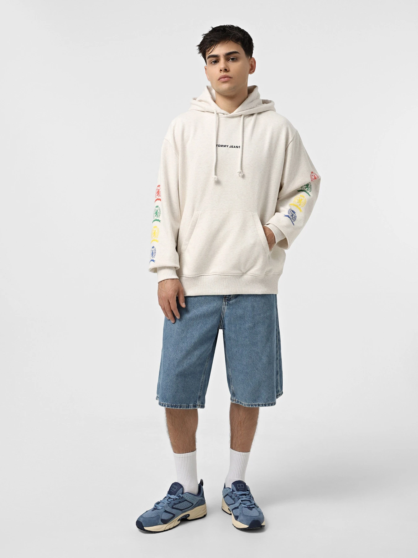 Худи и свитшоты Tommy Jeans модель DM0DM20836-AE3 Худи и свитшоты Tommy Jeans модель DM0DM20836-AE3 Фото