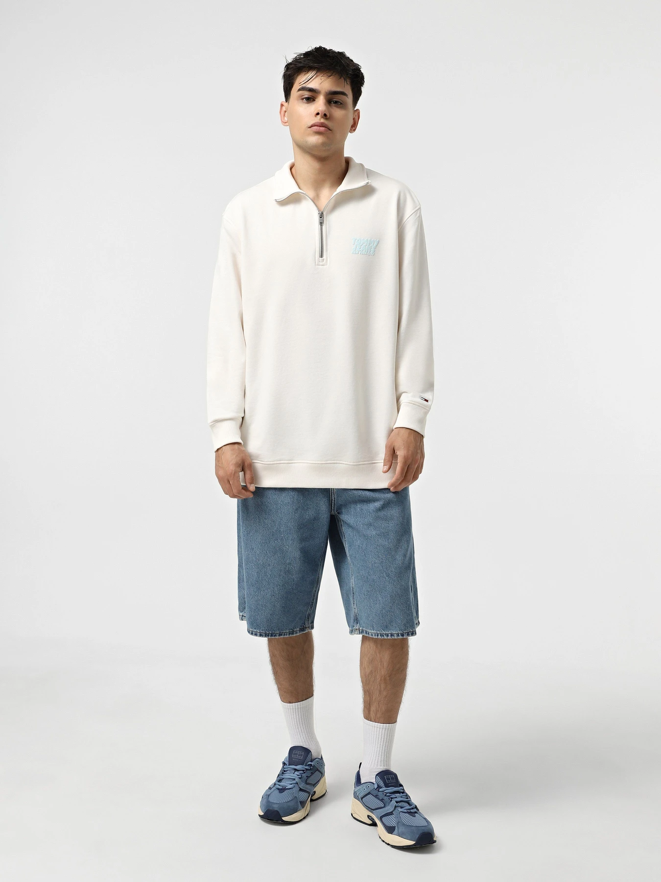 Худи и свитшоты Tommy Jeans модель DM0DM21865-YBH Худи и свитшоты Tommy Jeans модель DM0DM21865-YBH Фото