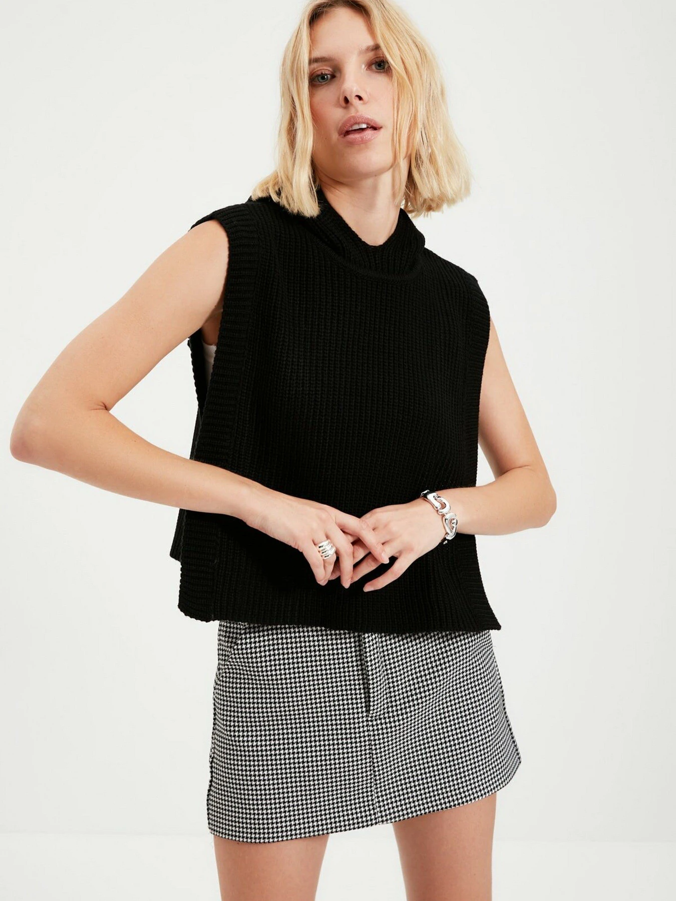 Свитры и кардиганы Trendyol модель TWOAW22BZ0027/Siyah Свитры и кардиганы Trendyol модель TWOAW22BZ0027/Siyah Фото