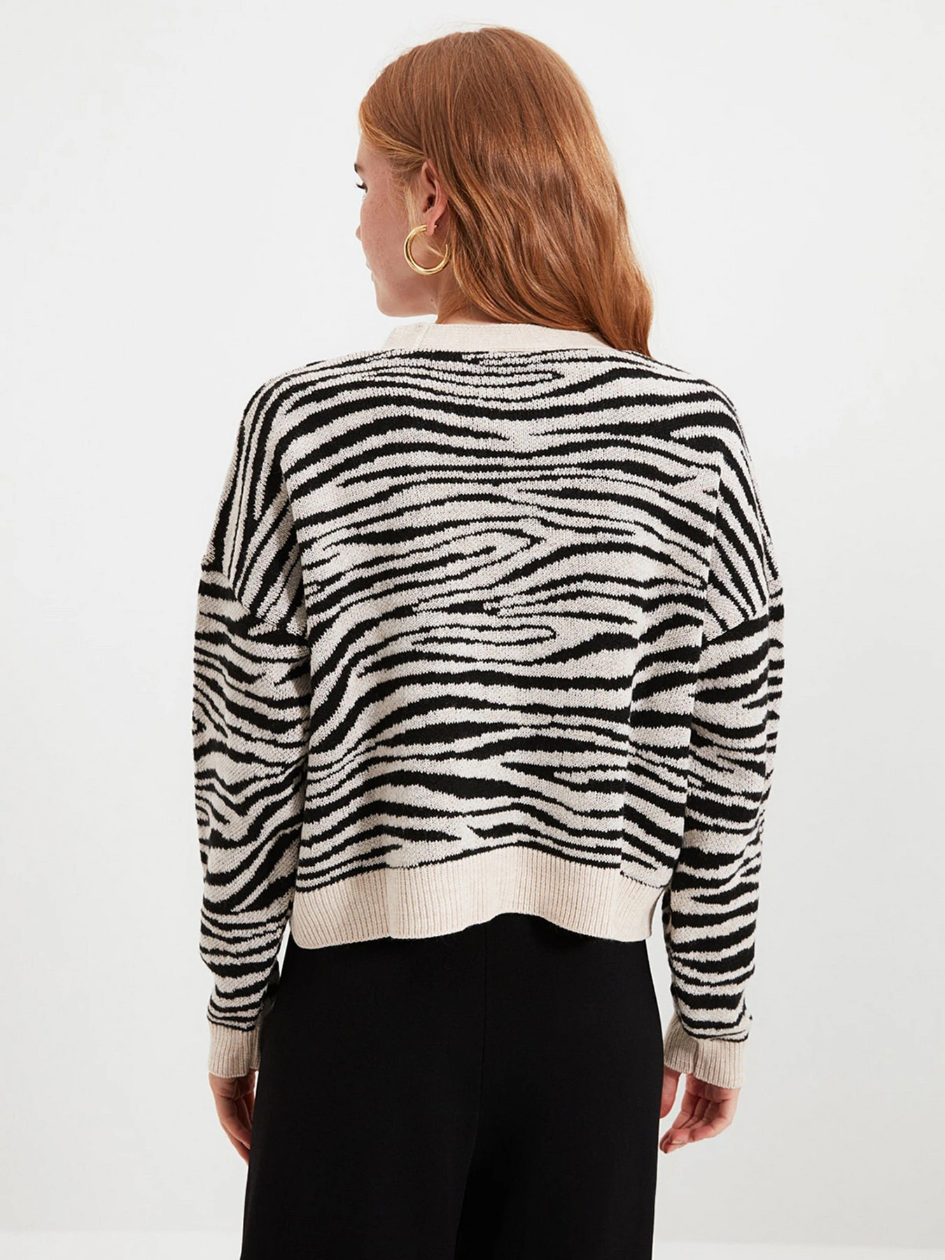 Свитры и кардиганы Trendyol модель TWOAW22HI0046/Siyah Свитры и кардиганы Trendyol модель TWOAW22HI0046/Siyah Фото