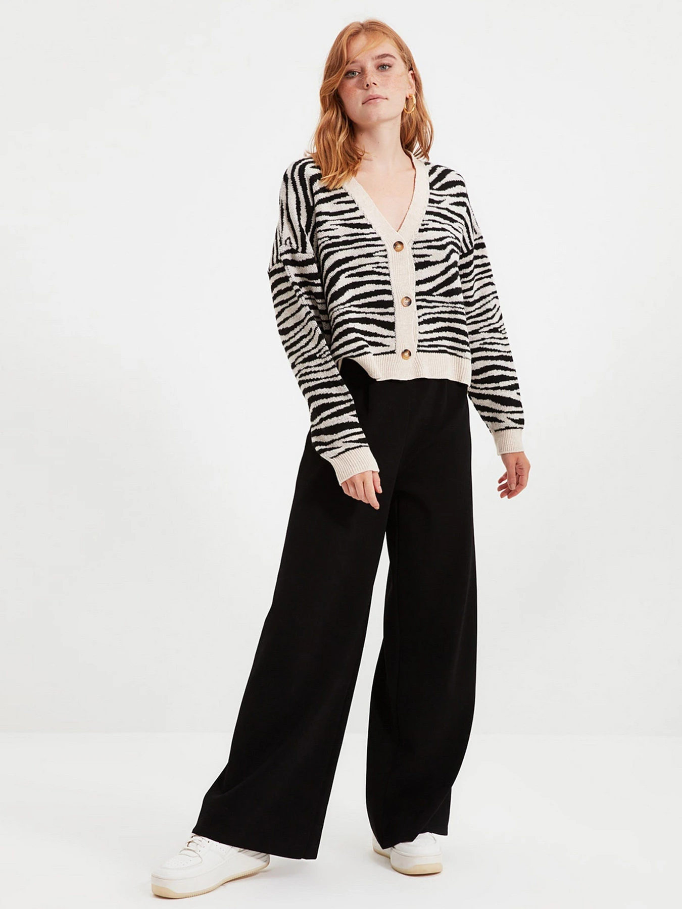 Свитры и кардиганы Trendyol модель TWOAW22HI0046/Siyah Свитры и кардиганы Trendyol модель TWOAW22HI0046/Siyah Фото