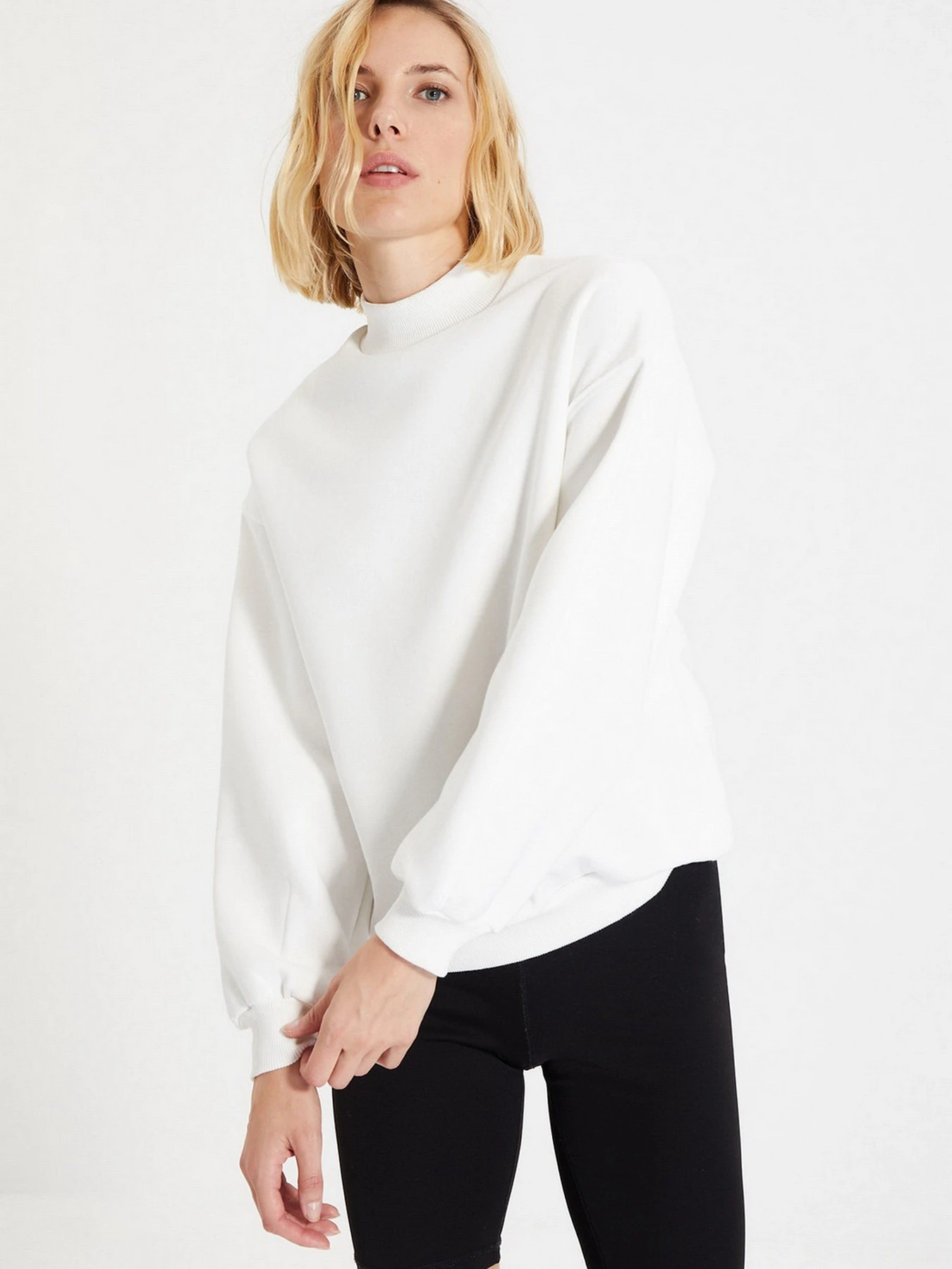 Худи и свитшоты Trendyol модель TWOAW20SW0584/Ekru Худи и свитшоты Trendyol модель TWOAW20SW0584/Ekru Фото