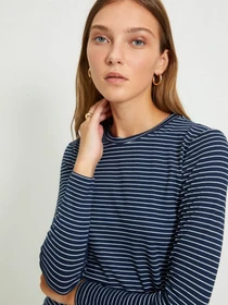 Худи и свитшоты Trendyol модель TWOAW20TS0097/Lacivert Фото