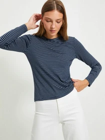 Худи и свитшоты Trendyol модель TWOAW20TS0097/Lacivert Фото