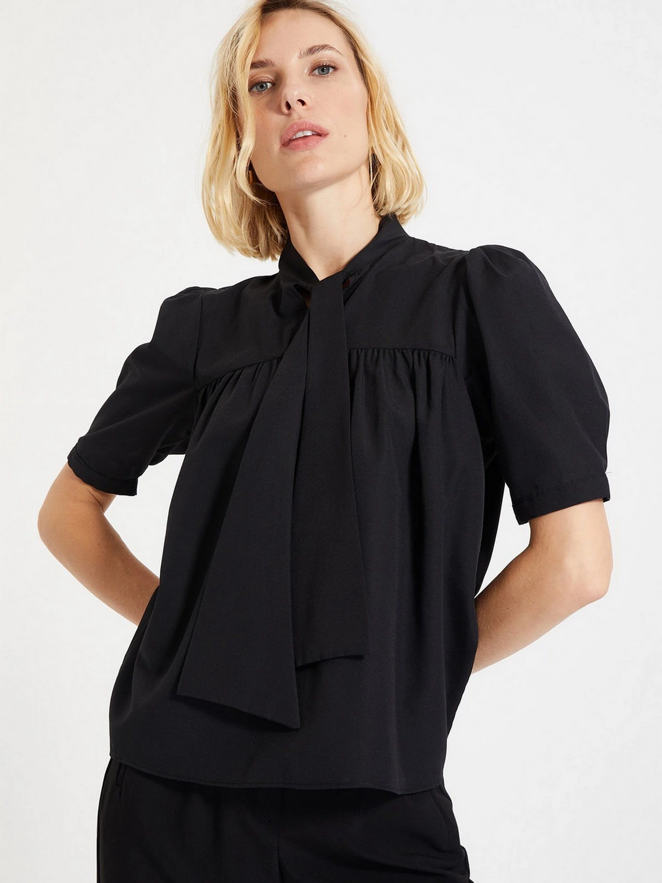 Рубашки Trendyol модель TWOAW22BZ0167/Siyah Рубашки Trendyol модель TWOAW22BZ0167/Siyah Фото