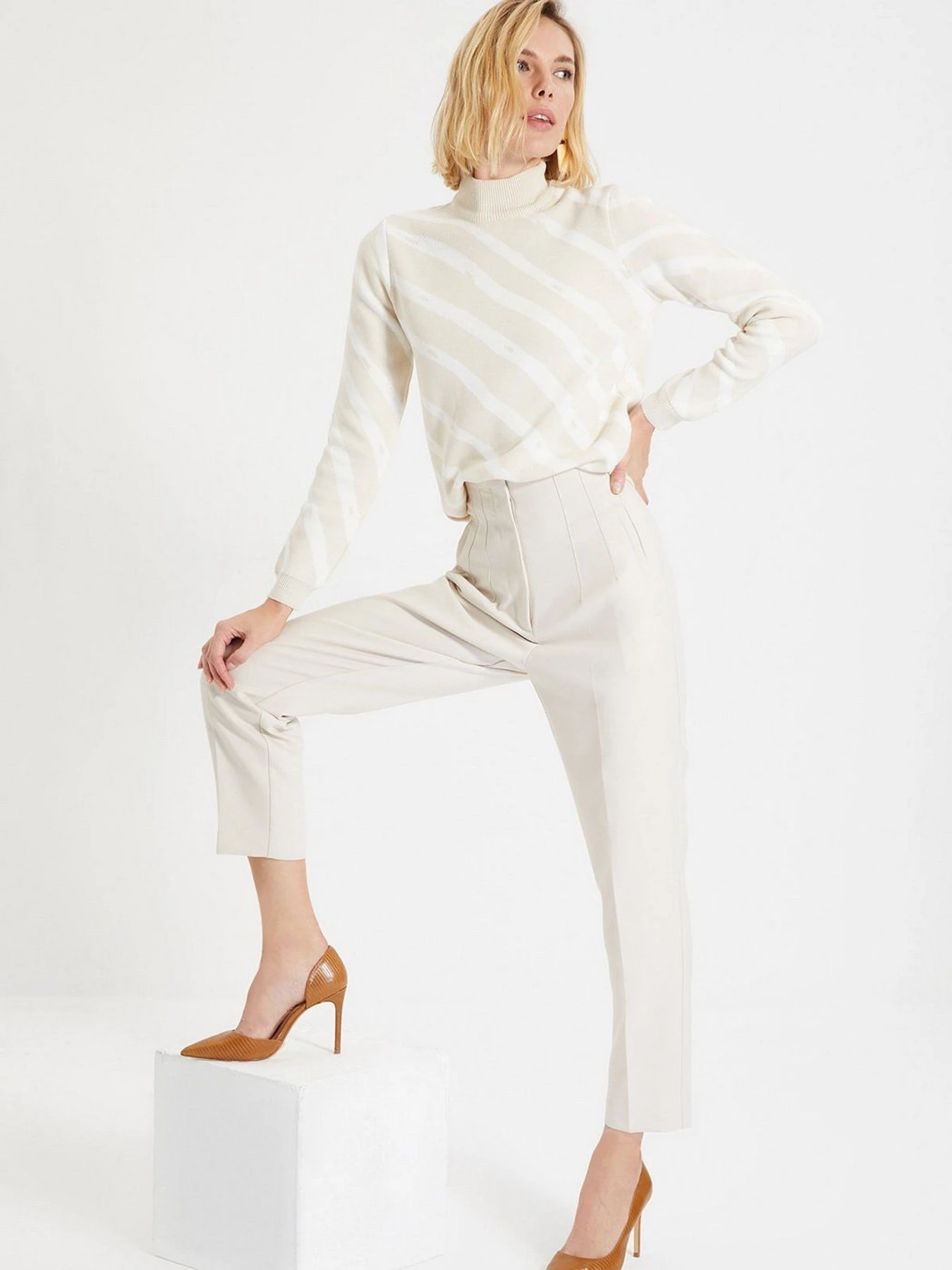 Свитры и кардиганы Trendyol модель TWOAW22KZ1696/Bej Свитры и кардиганы Trendyol модель TWOAW22KZ1696/Bej Фото