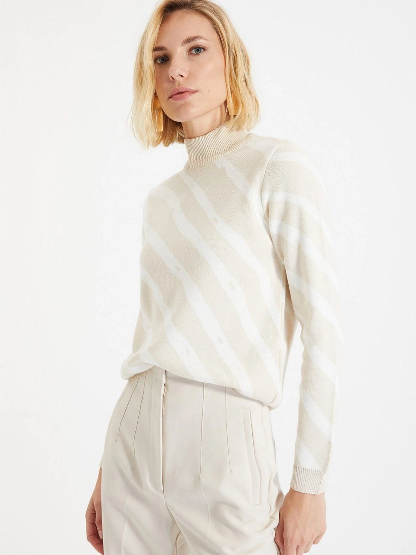 Свитры и кардиганы Trendyol модель TWOAW22KZ1696/Bej Свитры и кардиганы Trendyol модель TWOAW22KZ1696/Bej Фото