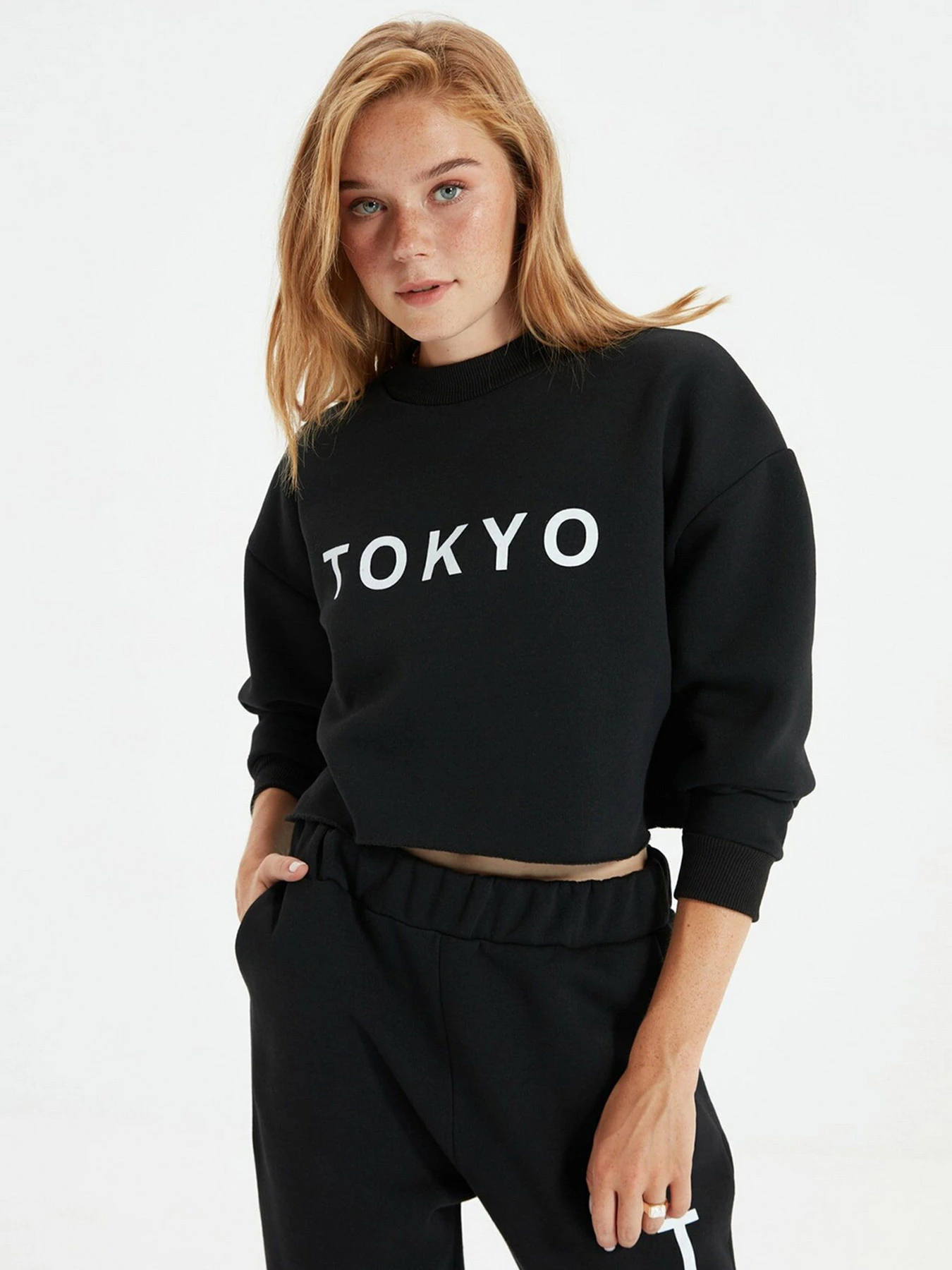 Худи и свитшоты Trendyol модель TWOAW22SW0895/Siyah Худи и свитшоты Trendyol модель TWOAW22SW0895/Siyah Фото