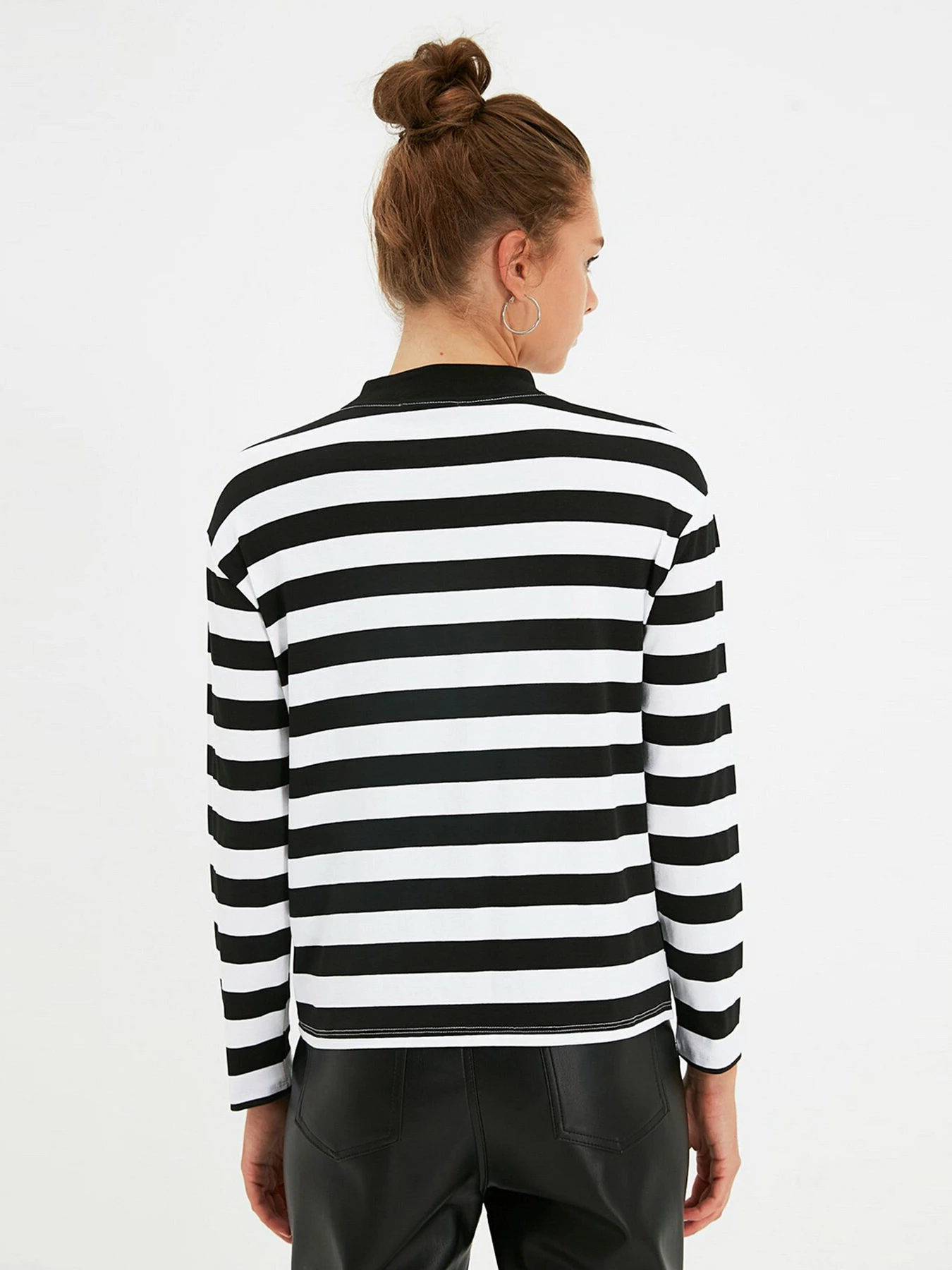 Худи и свитшоты Trendyol модель TWOAW21TS0006/Siyah Худи и свитшоты Trendyol модель TWOAW21TS0006/Siyah Фото