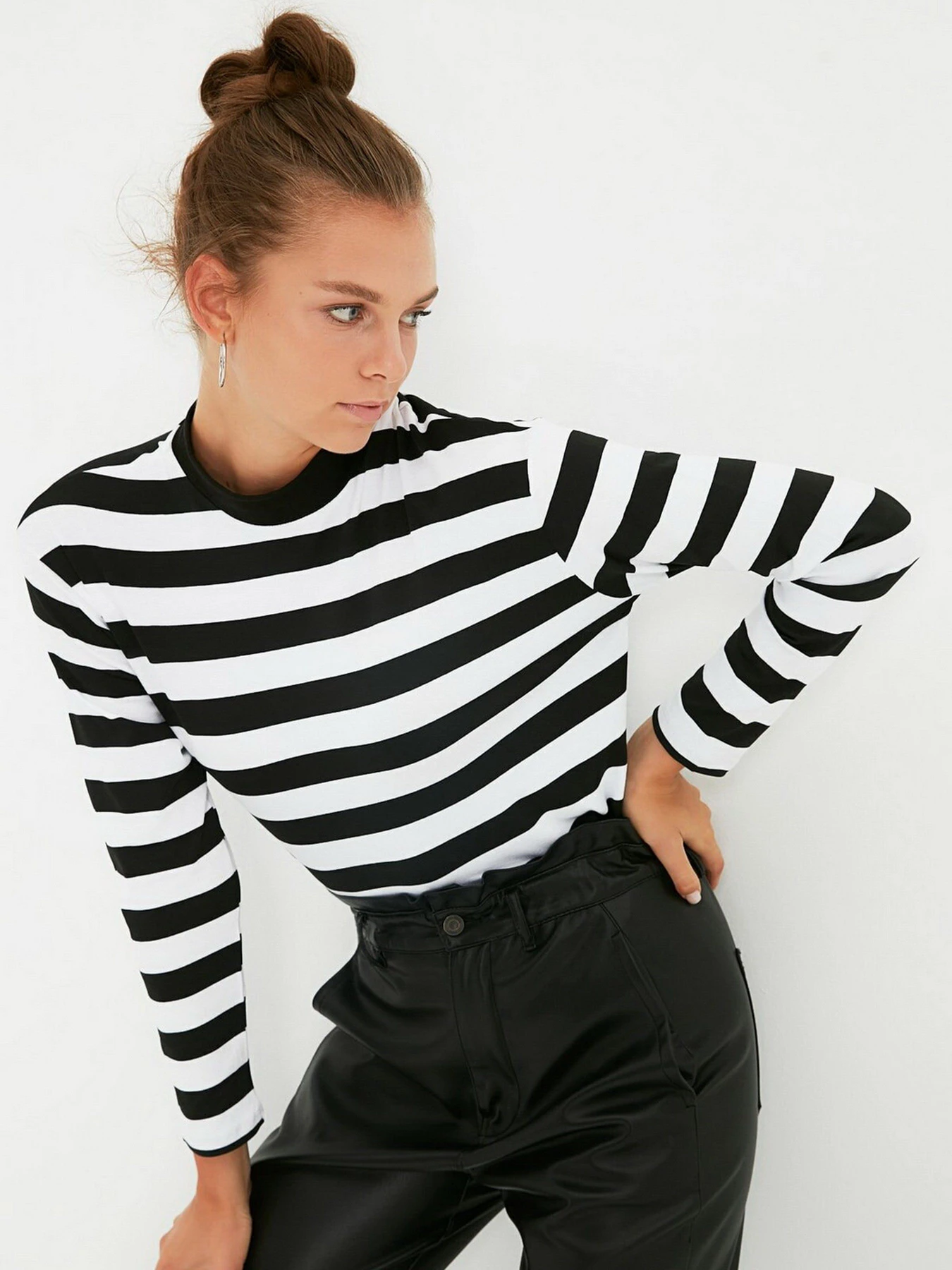 Худи и свитшоты Trendyol модель TWOAW21TS0006/Siyah Худи и свитшоты Trendyol модель TWOAW21TS0006/Siyah Фото