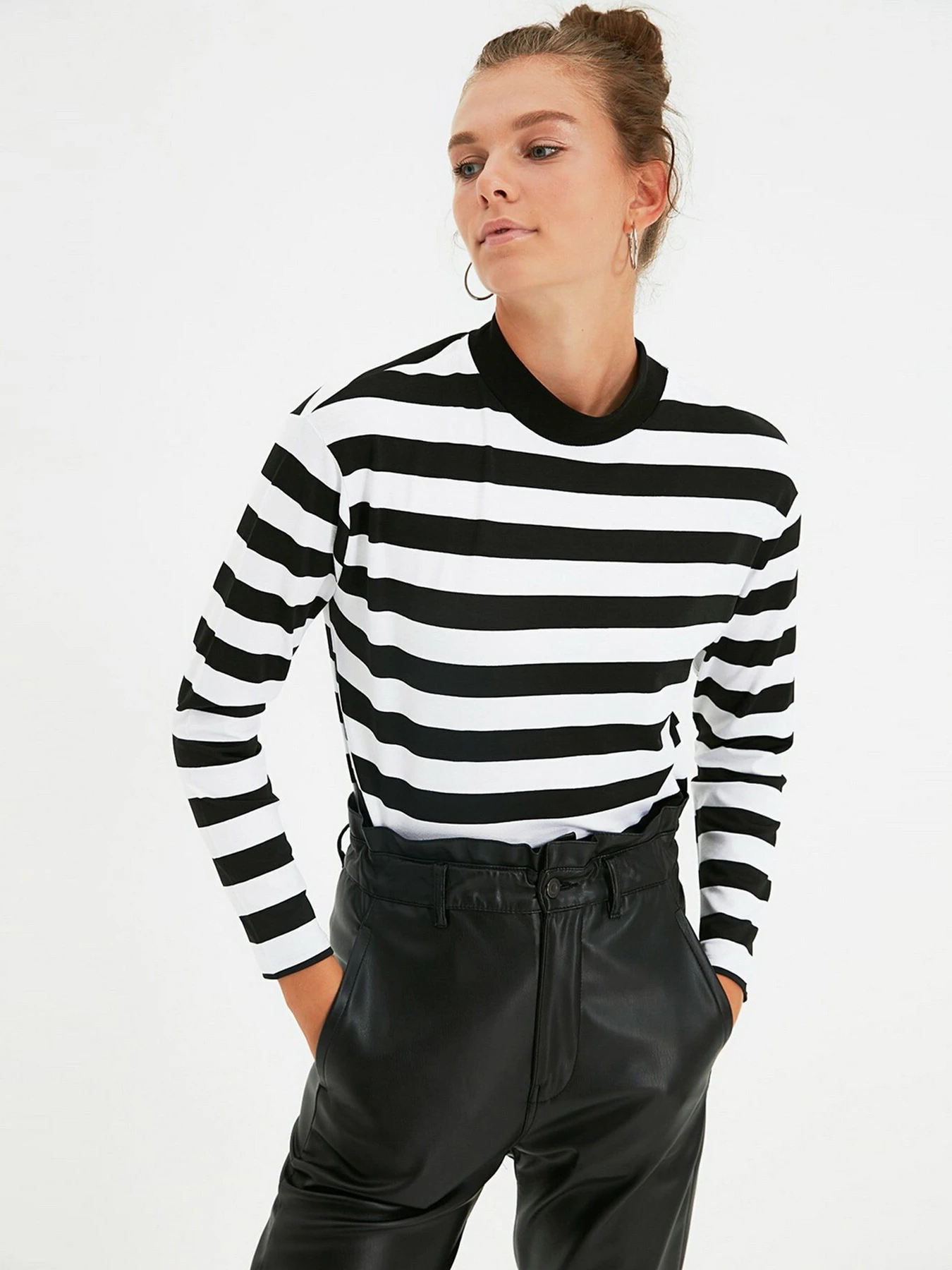 Худи и свитшоты Trendyol модель TWOAW21TS0006/Siyah Худи и свитшоты Trendyol модель TWOAW21TS0006/Siyah Фото
