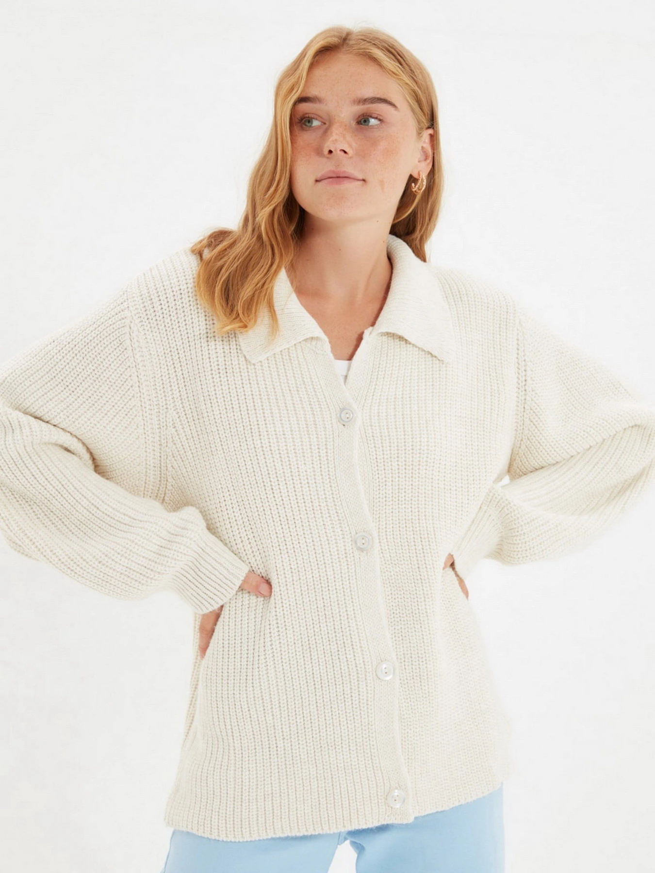 Свитры и кардиганы Trendyol модель TWOAW22HI1019/Ekru Свитры и кардиганы Trendyol модель TWOAW22HI1019/Ekru Фото
