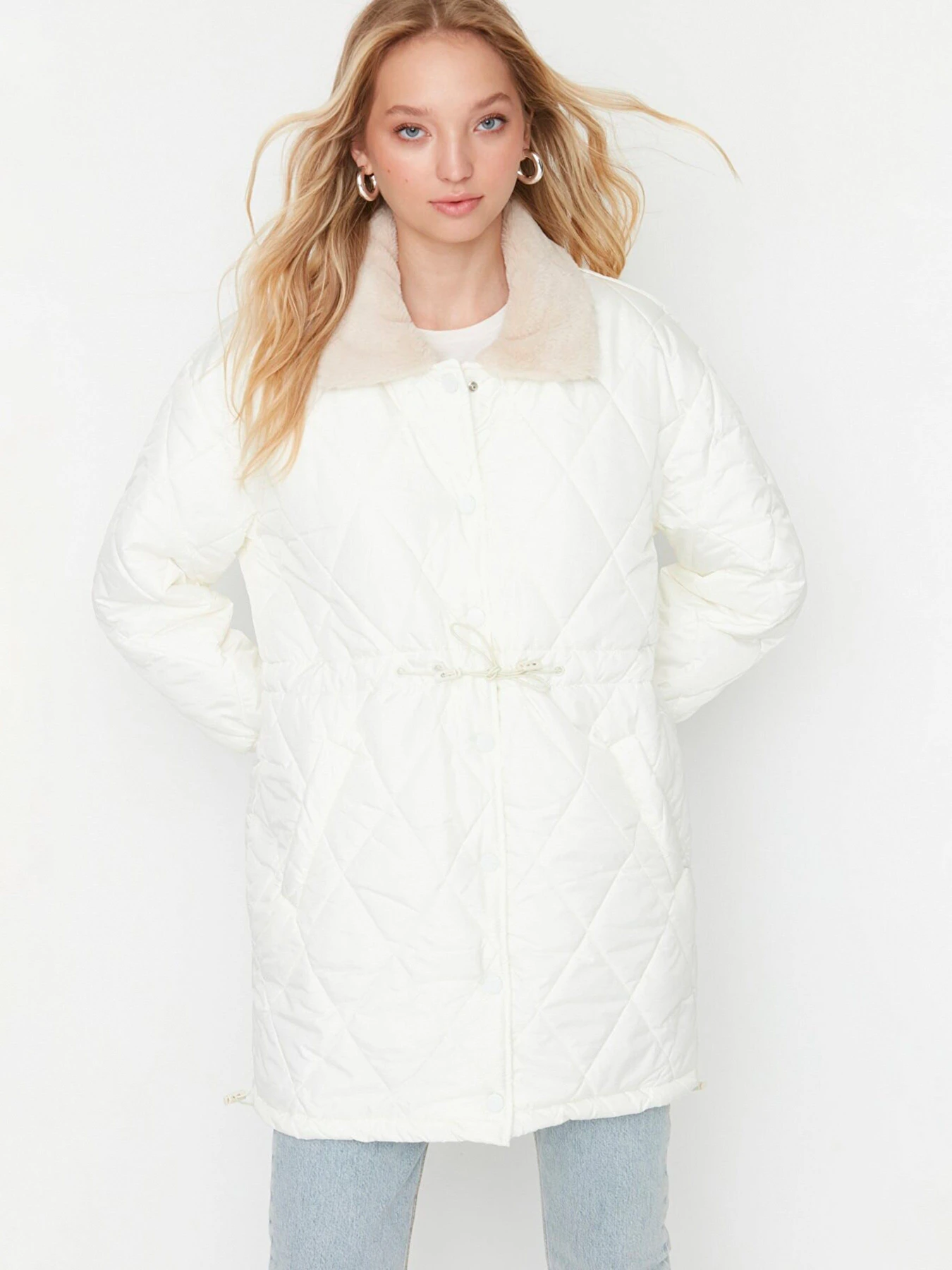 Куртки и дубленки Trendyol модель TWOAW22MO0011/Ekru Фото