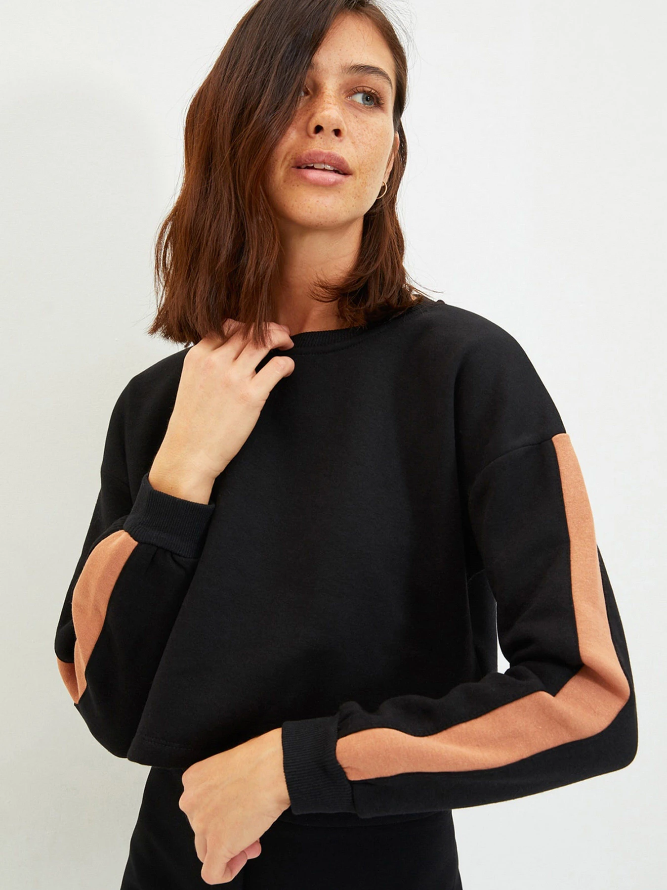 Худи и свитшоты Trendyol модель TWOAW22SW1120/Siyah Худи и свитшоты Trendyol модель TWOAW22SW1120/Siyah Фото