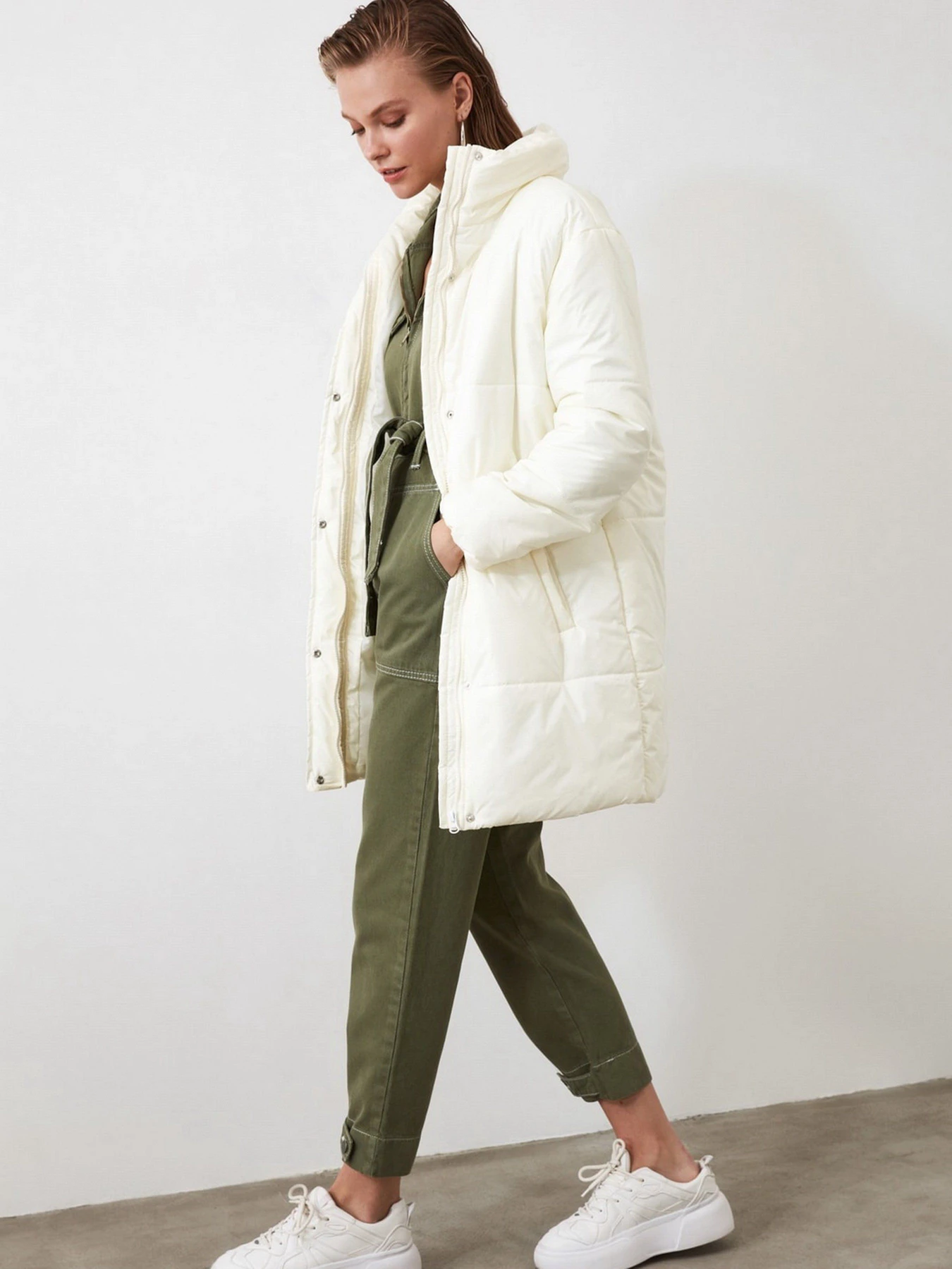 Куртки и дубленки Trendyol модель TWOAW21MO0054/Ekru Фото