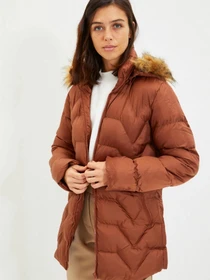 Куртки и дубленки Trendyol модель TWOAW22MO0582/Kahverengi Фото