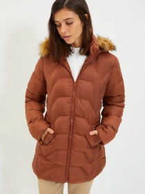 Куртки и дубленки Trendyol модель TWOAW22MO0582/Kahverengi Фото