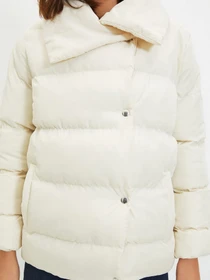 Куртки и дубленки Trendyol модель TWOAW22MO0402/Ekru Фото