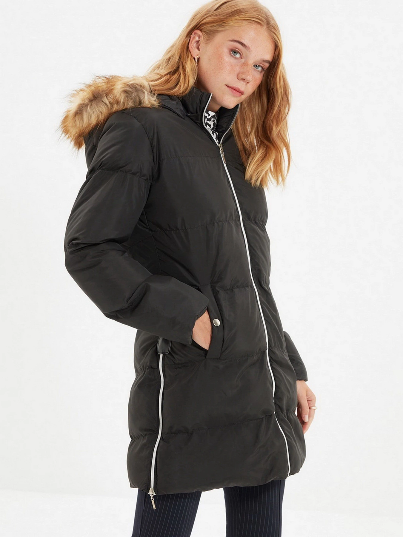 Куртки и дубленки Trendyol модель TWOAW22MO0313/Siyah Куртки и дубленки Trendyol модель TWOAW22MO0313/Siyah Фото