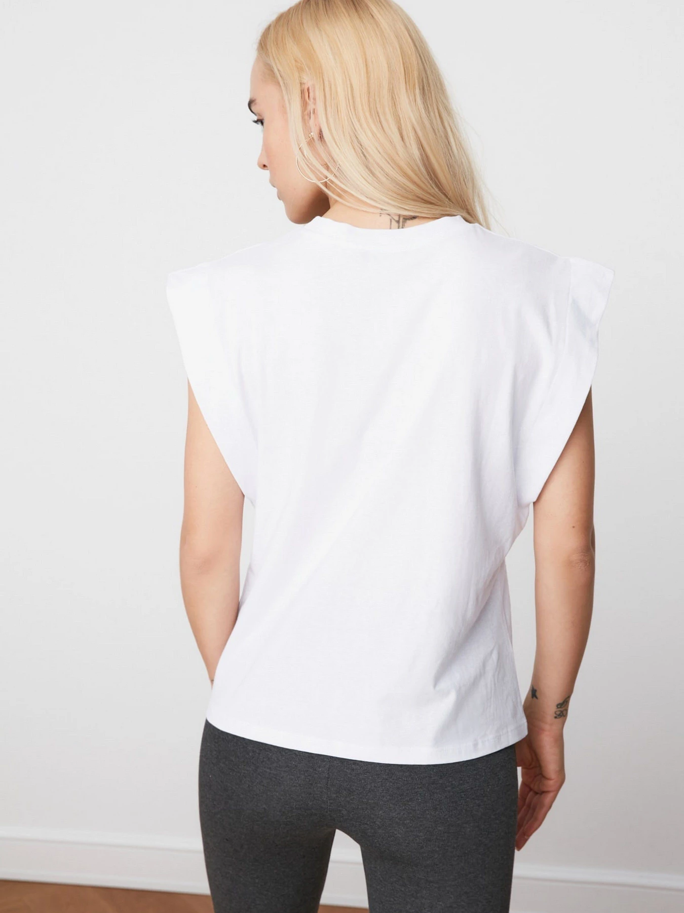 Футболки и поло Trendyol модель TWOSS20TS0021/Beyaz Фото