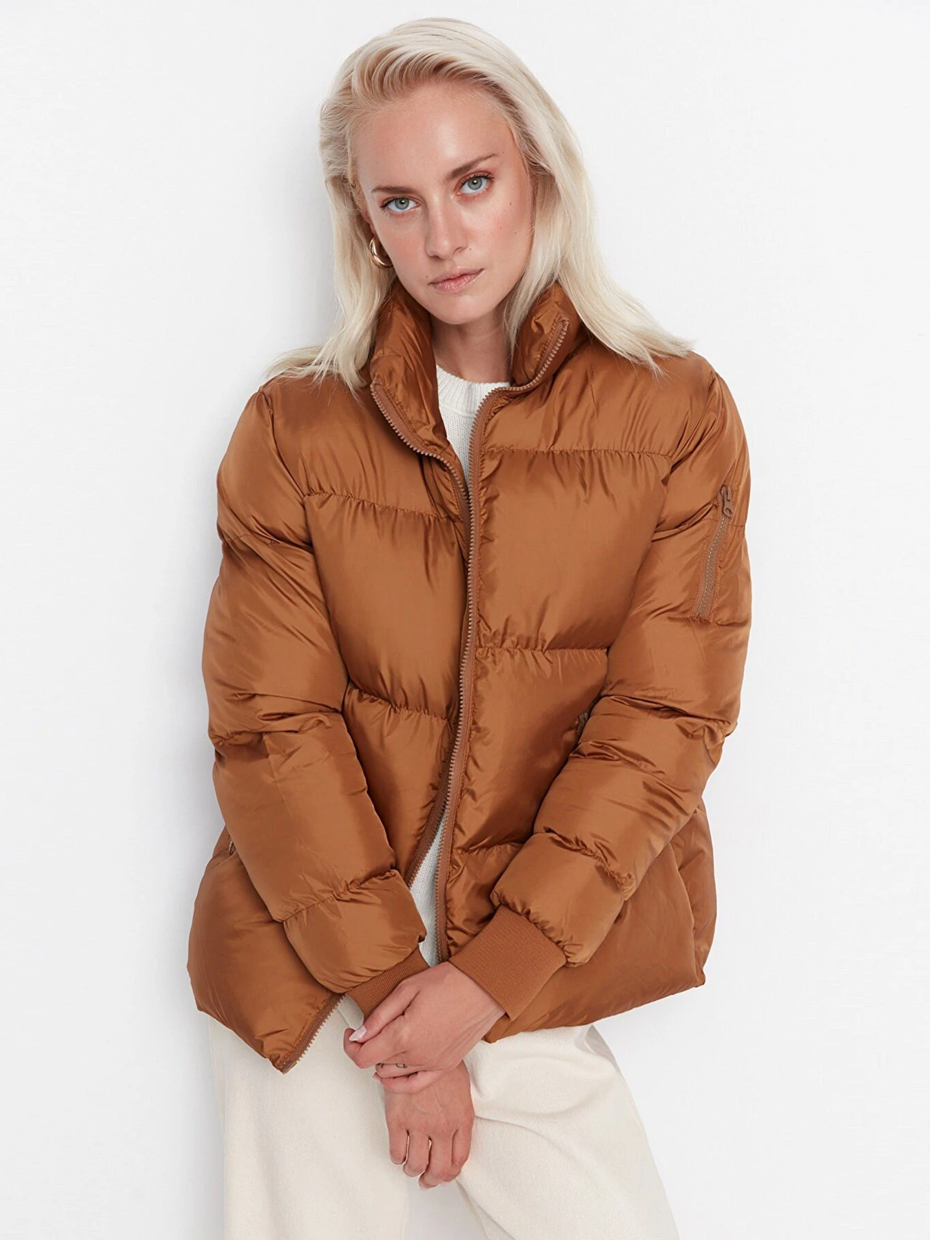 Куртки и дубленки Trendyol модель TWOAW23MO00248/Kahverengi Фото