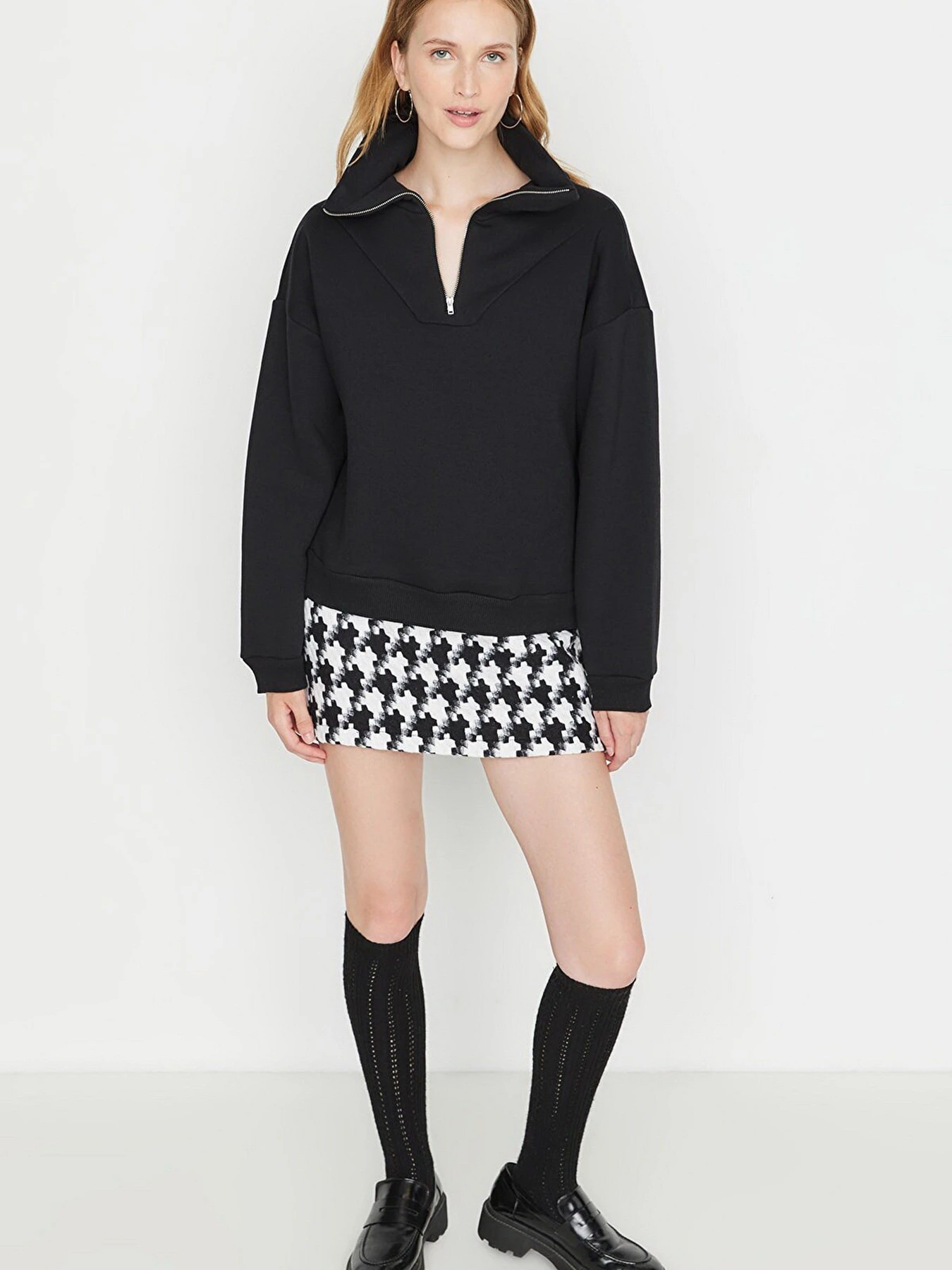 Худи и свитшоты Trendyol модель TWOAW23SW00091/Siyah Худи и свитшоты Trendyol модель TWOAW23SW00091/Siyah Фото