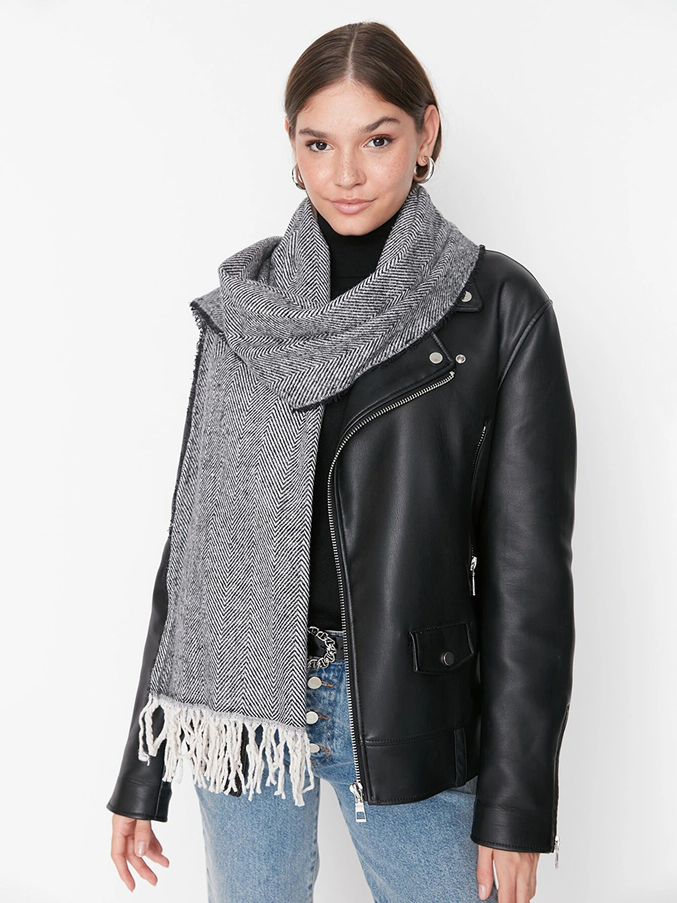 Шарфи та хустки Trendyol модель TWOAW22AT0036/Siyah Шарфи та хустки Trendyol модель TWOAW22AT0036/Siyah Фото