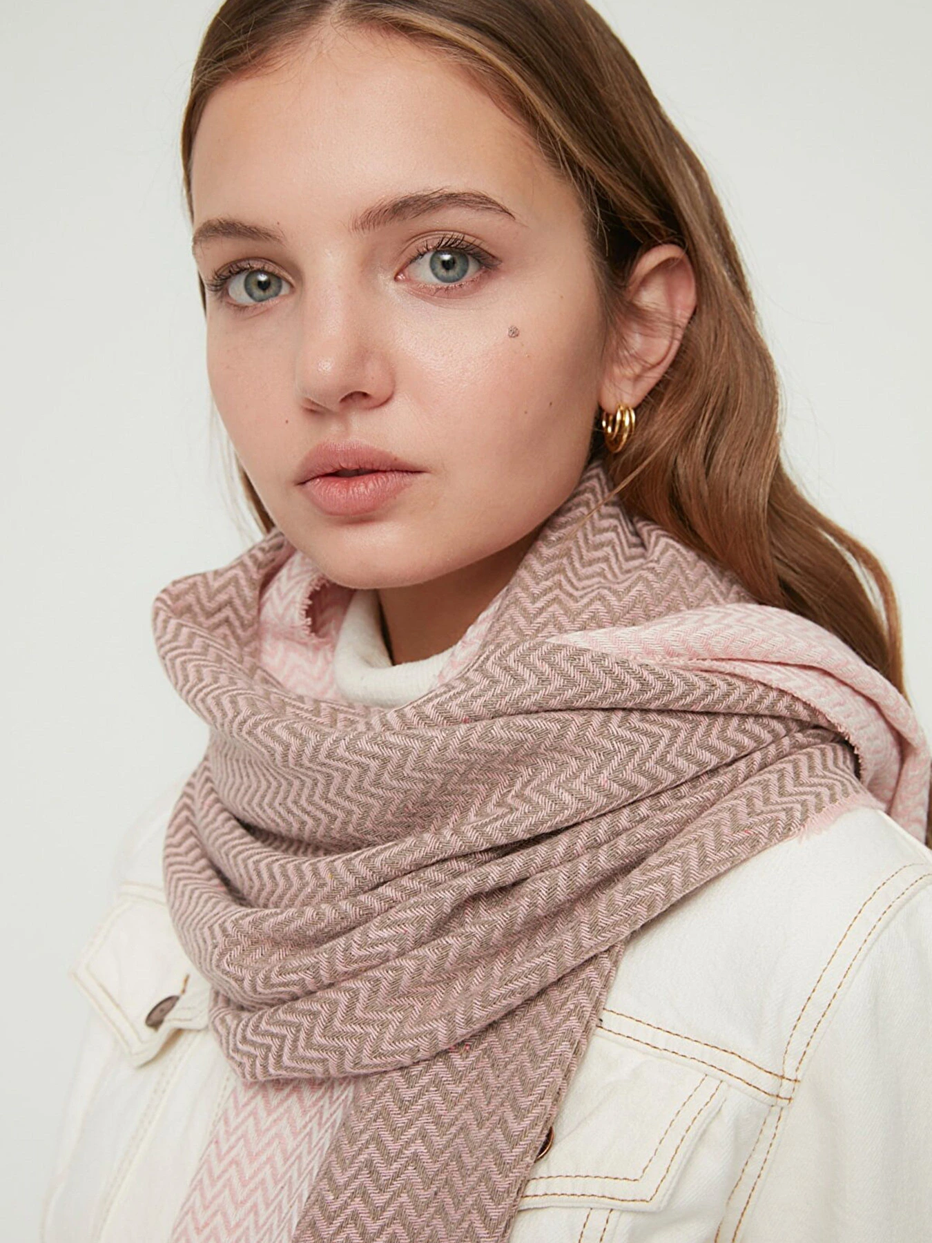 Шарфи та хустки Trendyol модель TWOAW22AT0059/Pudra Шарфи та хустки Trendyol модель TWOAW22AT0059/Pudra Фото