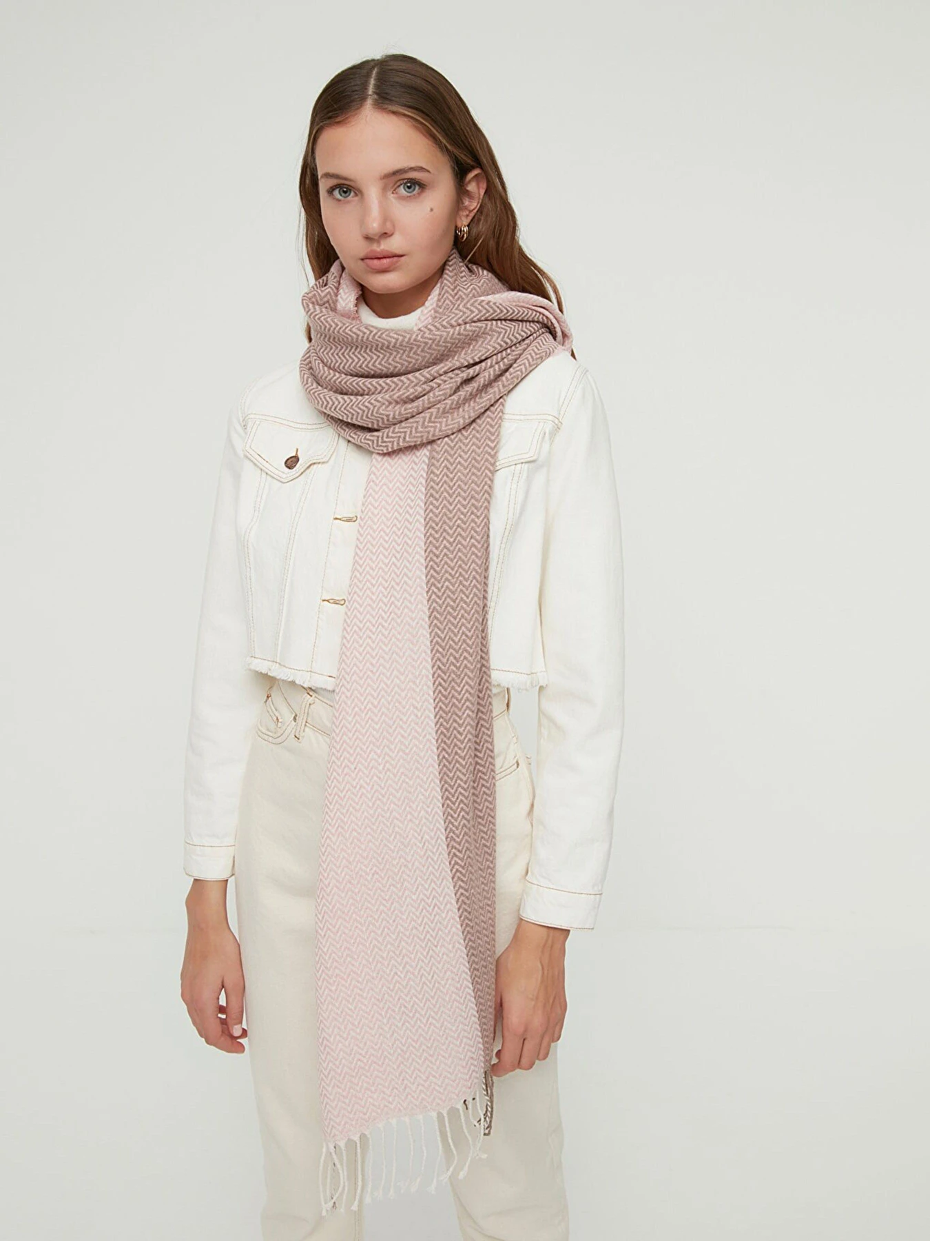 Шарфи та хустки Trendyol модель TWOAW22AT0059/Pudra Шарфи та хустки Trendyol модель TWOAW22AT0059/Pudra Фото