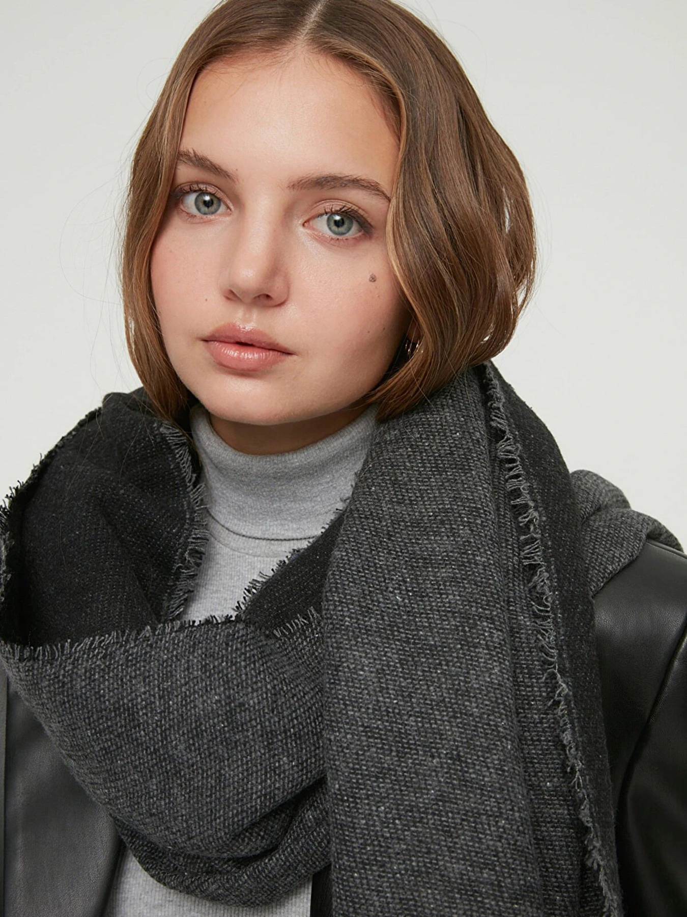 Шарфи та хустки Trendyol модель TWOAW22AT0063/Siyah Шарфи та хустки Trendyol модель TWOAW22AT0063/Siyah Фото