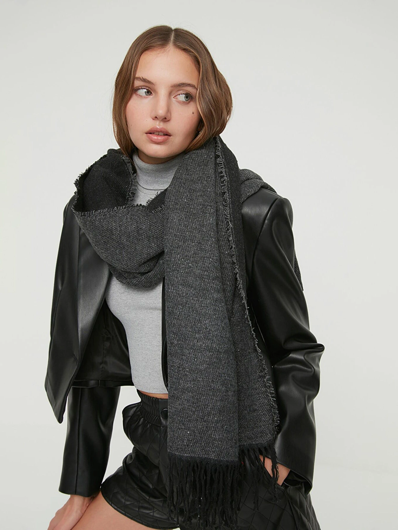 Шарфи та хустки Trendyol модель TWOAW22AT0063/Siyah Шарфи та хустки Trendyol модель TWOAW22AT0063/Siyah Фото