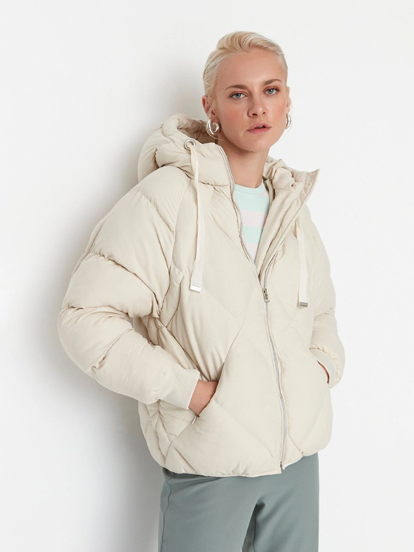 Куртки и дубленки Trendyol модель TWOAW23MO00004/Bej Фото