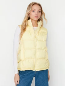 Куртки и дубленки Trendyol модель TWOAW23YE00008/Sari Фото