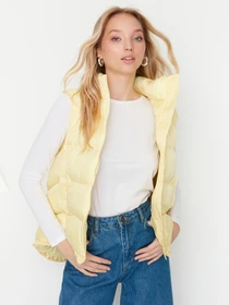 Куртки и дубленки Trendyol модель TWOAW23YE00008/Sari Фото